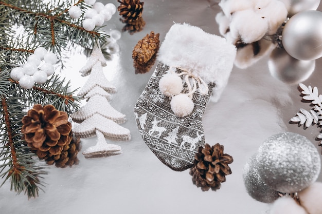 Disposición de fondo de Navidad sobre fondo de plata