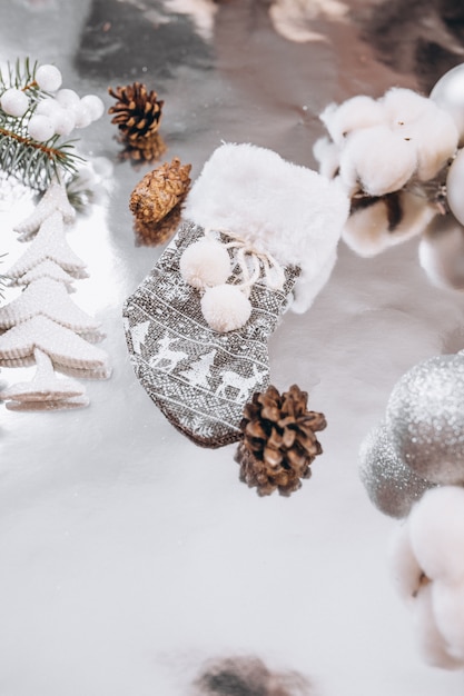 Disposición de fondo de Navidad sobre fondo de plata