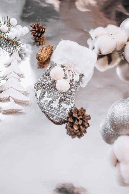 Disposición de fondo de Navidad sobre fondo de plata