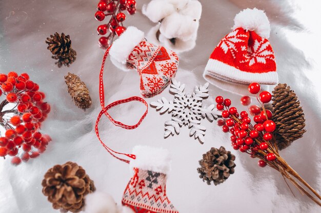 Disposición de fondo de Navidad sobre fondo de plata