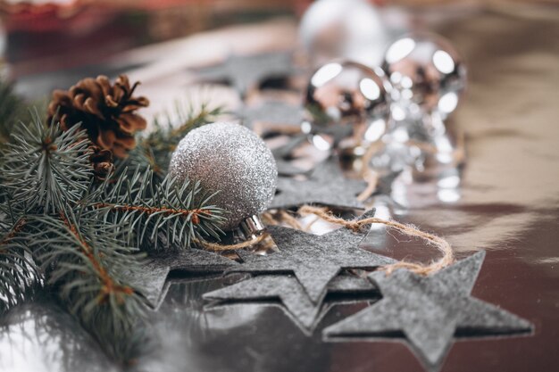 Disposición de fondo de Navidad sobre fondo de plata