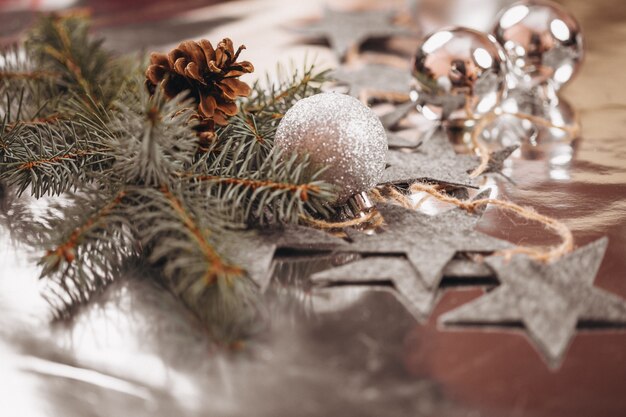 Disposición de fondo de Navidad sobre fondo de plata