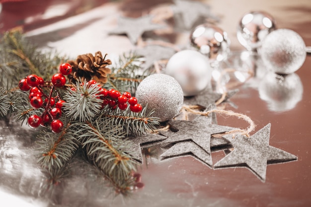 Disposición de fondo de Navidad sobre fondo de plata