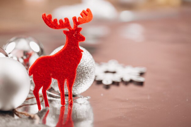 Foto gratuita disposición de fondo de navidad sobre fondo de plata