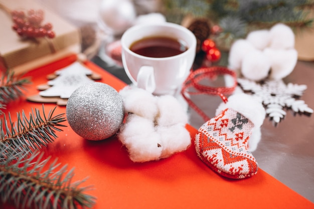 Disposición de fondo de Navidad sobre fondo rojo