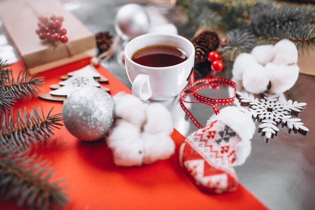 Disposición de fondo de Navidad sobre fondo rojo