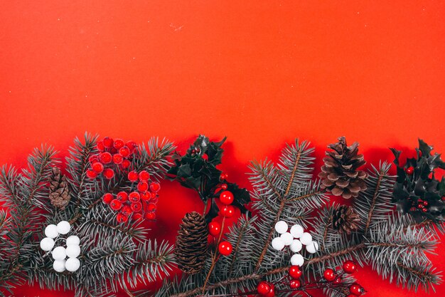 Disposición de fondo de Navidad sobre fondo rojo