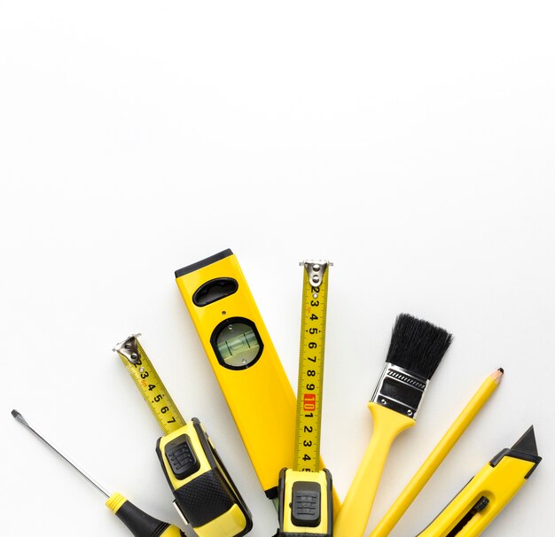 Disposición de herramientas amarillas con espacio de copia