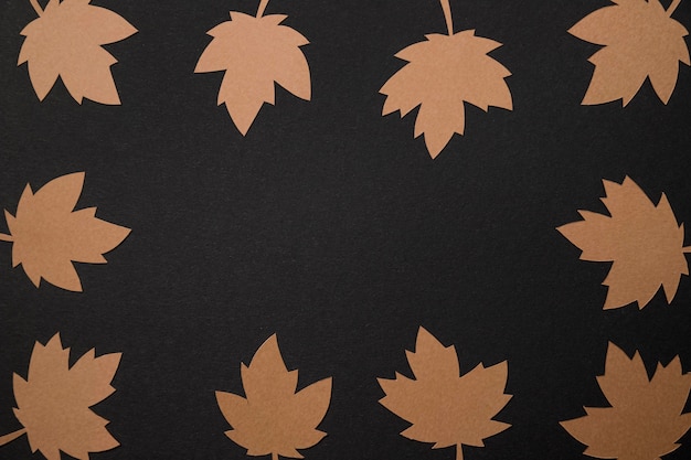 Disposición de hojas de otoño de papel plano con espacio de copia