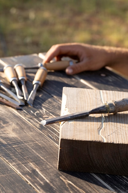 Disposición de instrumentos de grabado sobre una mesa