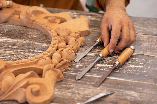 Disposición de instrumentos de grabado sobre una mesa