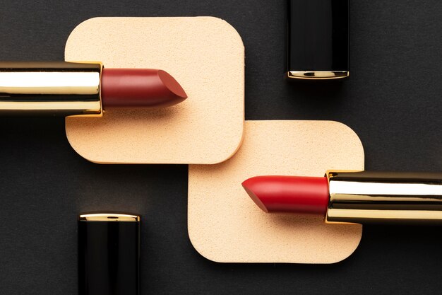 Disposición de lápices labiales rojos sobre la vista
