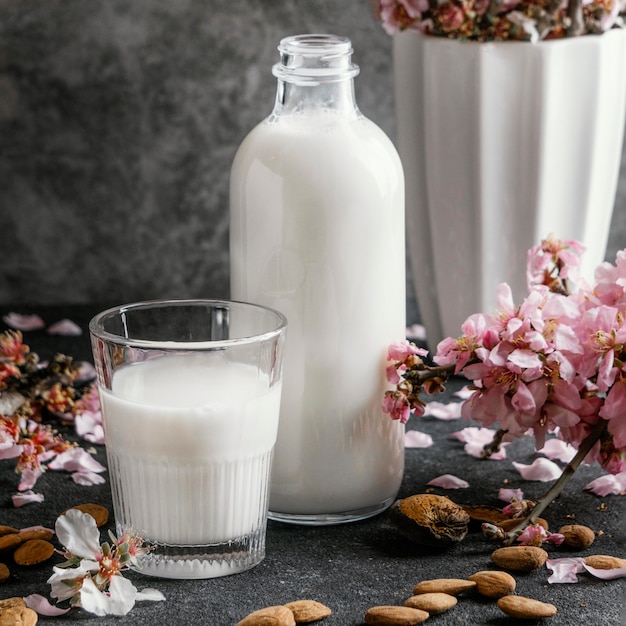 Foto gratuita disposición de leche de almendras en la mesa.