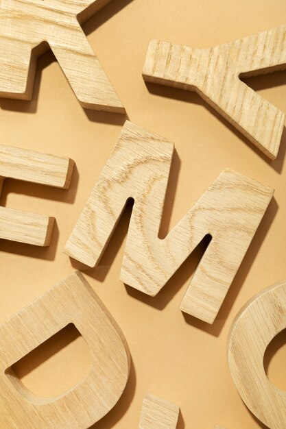 Disposición de letras de madera planas