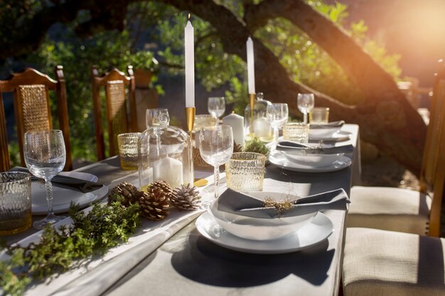 Disposición de mesa y asientos para una fiesta de nochevieja.