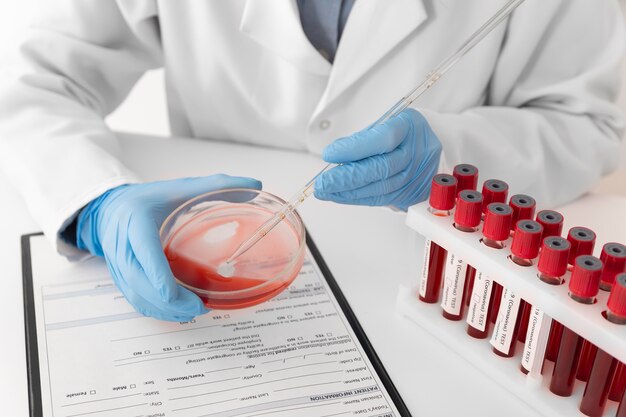 Disposición de muestras de sangre de coronavirus en el laboratorio