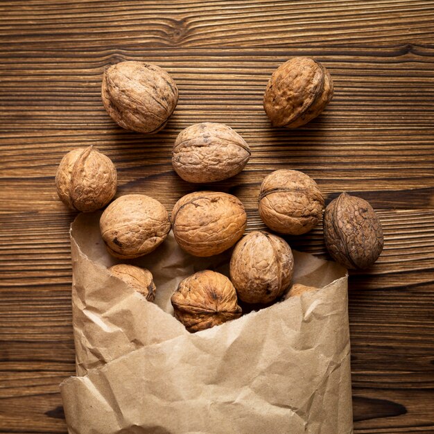 Disposición de nueces sobre fondo de madera