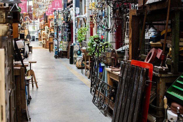 Disposición de objetos antiguos en un mercado de antigüedades