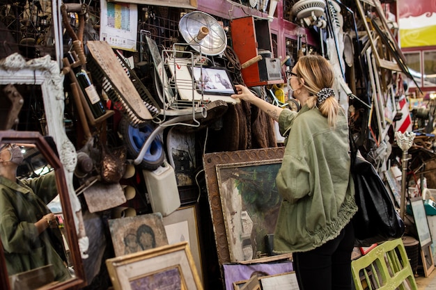 Disposición de los objetos del mercado de antigüedades.