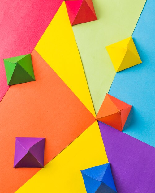 Disposición del origami de papel brillante.