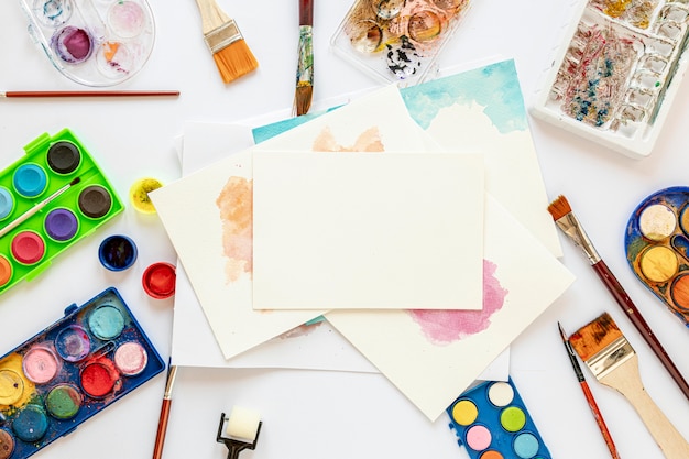 Foto gratuita disposición de la paleta de colores en caja y papel pintado