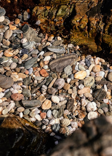 Disposición de piedras en la playa.