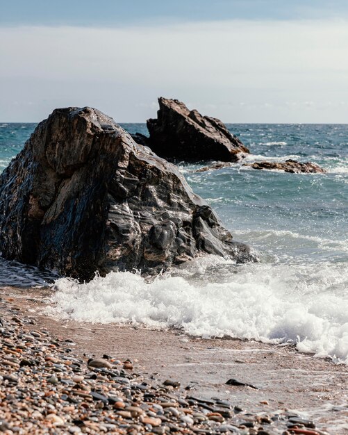 Disposición de piedras en la playa.