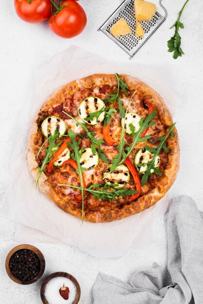 Foto gratuita disposición de pizza de rúcula plana