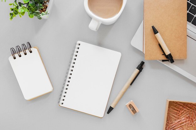 Disposición plana de artículos de papelería de materiales naturales