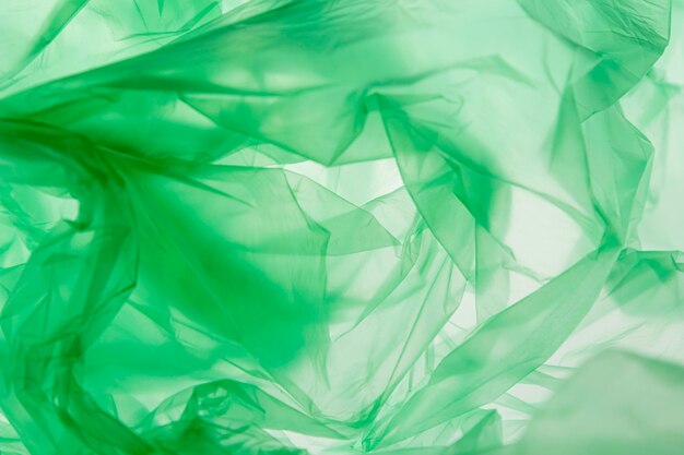 Disposición plana de bolsas de plástico verde