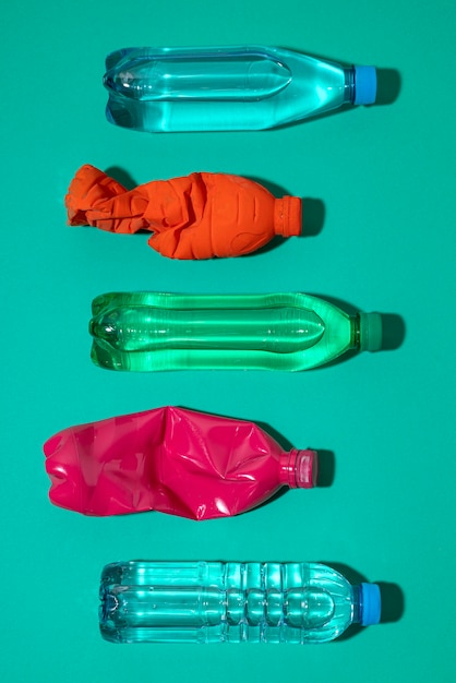 Disposición plana de botellas de plástico