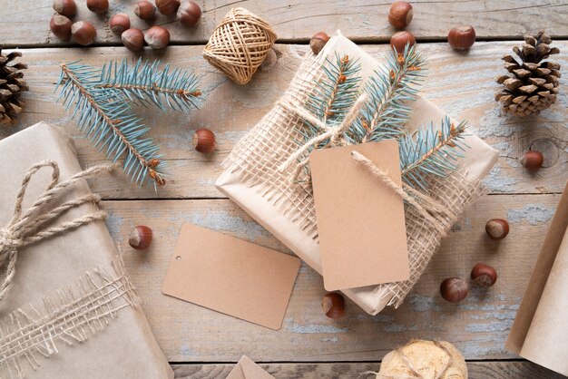 Disposición plana con cajas sobre fondo de madera