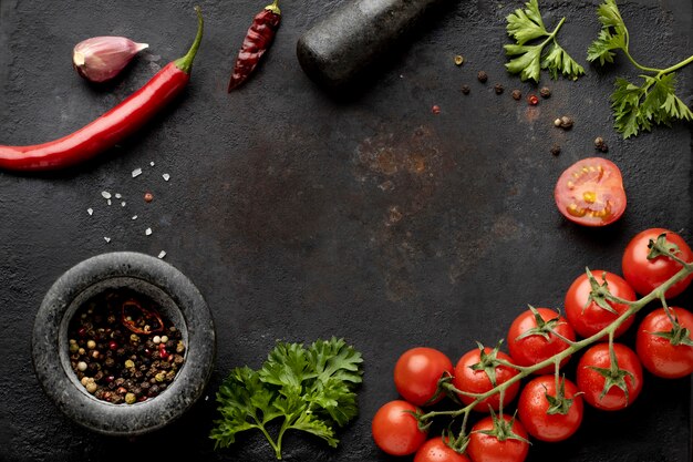 Disposición plana de deliciosas verduras frescas con espacio de copia