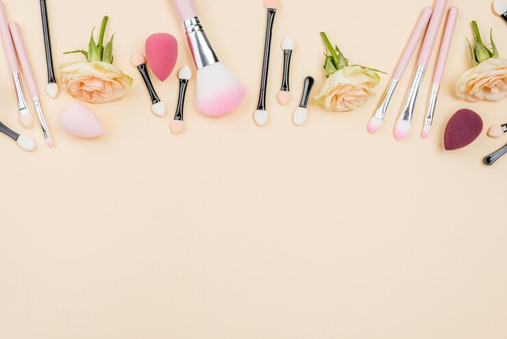 Foto gratuito disposición plana de diferentes productos de belleza con espacio de copia