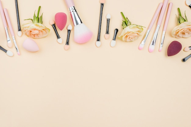 Disposición plana de diferentes productos de belleza con espacio de copia