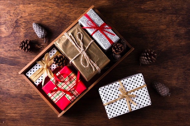 Disposición plana de diferentes regalos de navidad