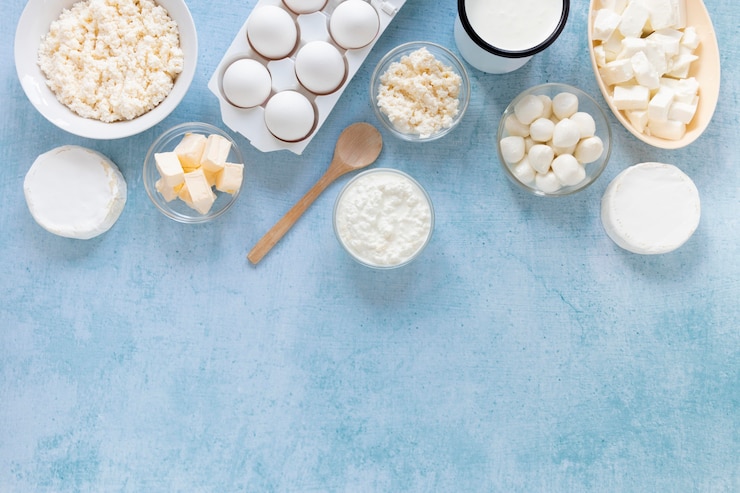 Foto gratuito disposición plana de huevos y queso