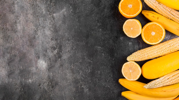 Disposición plana de maíz y naranjas con espacio de copia