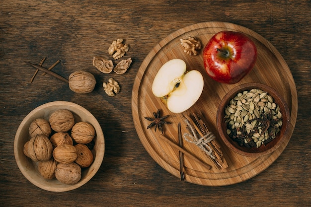 Disposición plana con manzanas en un plato