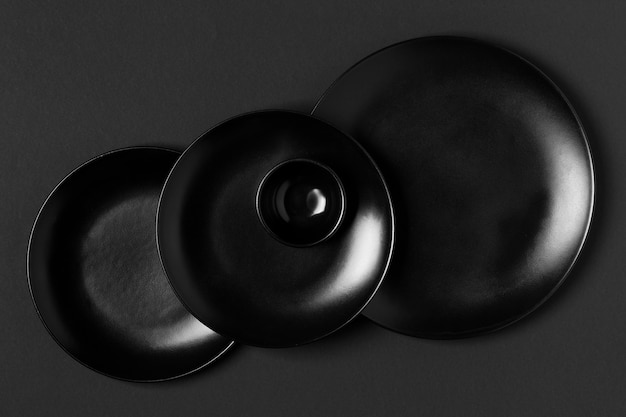 Disposición plana de placas negras de diferentes tamaños