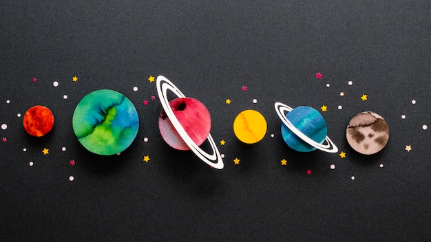 Foto gratuita disposición plana de planetas de papel creativos