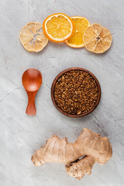 Disposición plana con rodajas de naranja y cúrcuma.