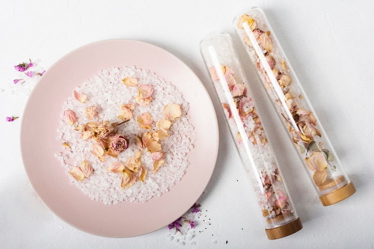 Foto gratuito disposición plana con sal en un plato