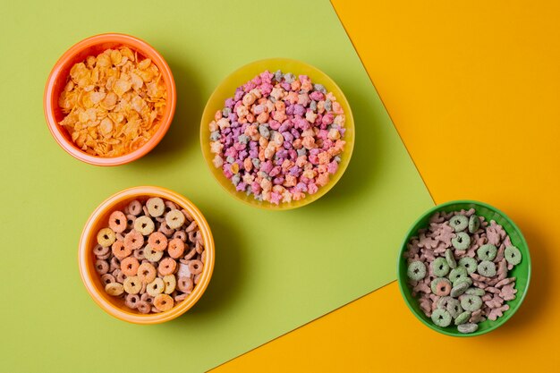 Disposición plana con tazones de cereales.