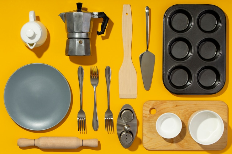 Foto gratuito disposición plana de utensilios de cocina