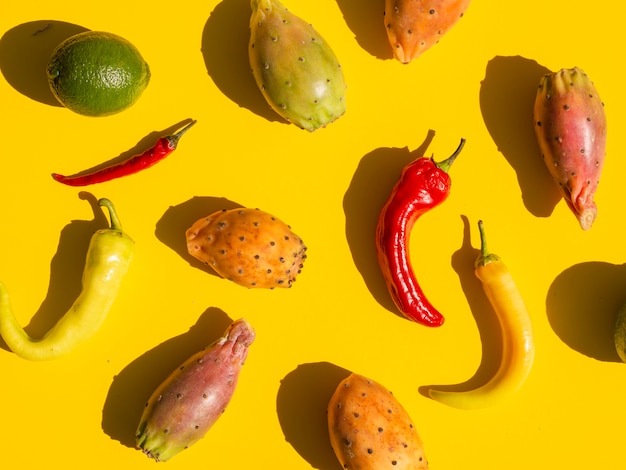 Disposición plana con verduras y fondo amarillo.