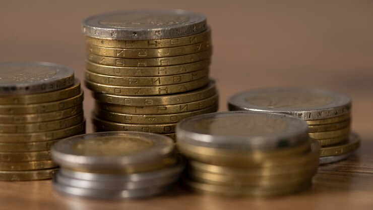 Foto gratuito disposición de primer plano de diferentes monedas
