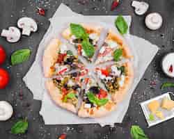 Foto gratuita disposición de rebanadas de pizza esponjosas planas