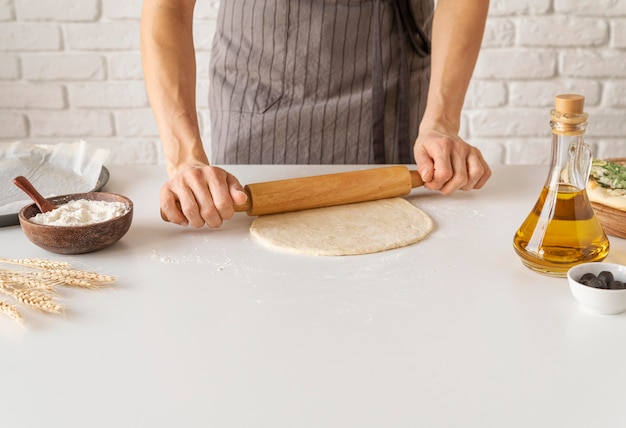 Disposición de la sabrosa masa de pizza.