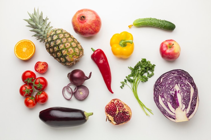 Foto gratuito disposición de verduras y frutas